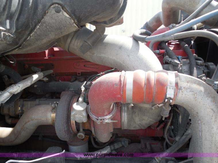 image for item H3234 2007 International 9400i semi truck