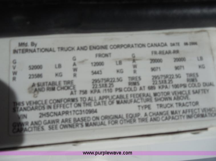 image for item H3234 2007 International 9400i semi truck