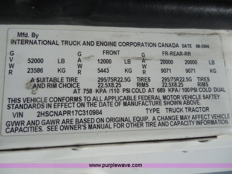 image for item H3234 2007 International 9400i semi truck