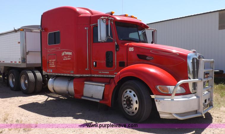 image for item H7076 2007 Peterbilt 386 semi truck
