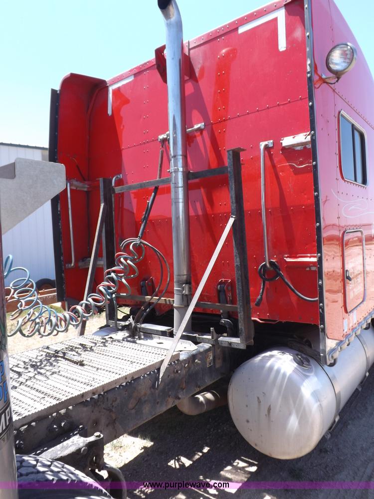 image for item H7076 2007 Peterbilt 386 semi truck