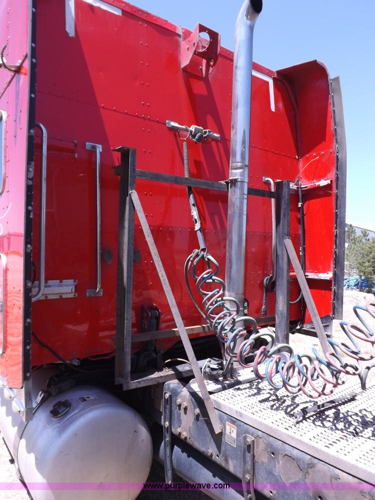 image for item H7076 2007 Peterbilt 386 semi truck