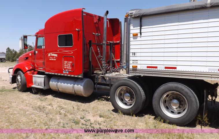 image for item H7076 2007 Peterbilt 386 semi truck