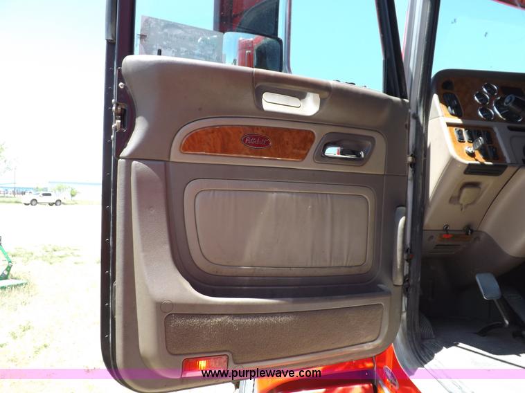 image for item H7076 2007 Peterbilt 386 semi truck