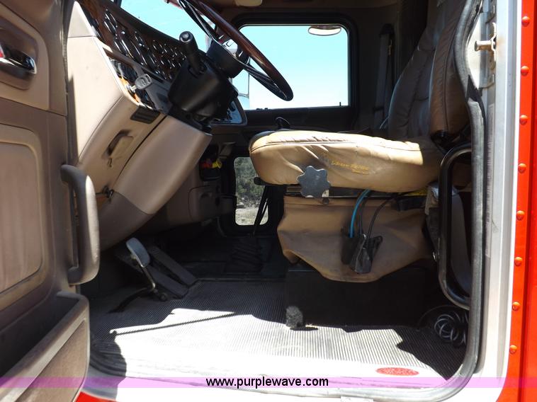 image for item H7076 2007 Peterbilt 386 semi truck