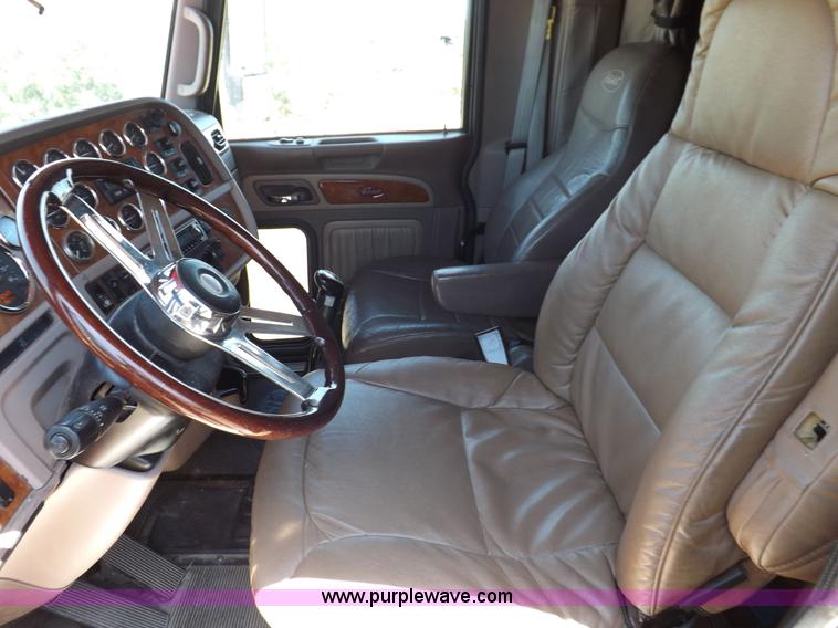 image for item H7076 2007 Peterbilt 386 semi truck