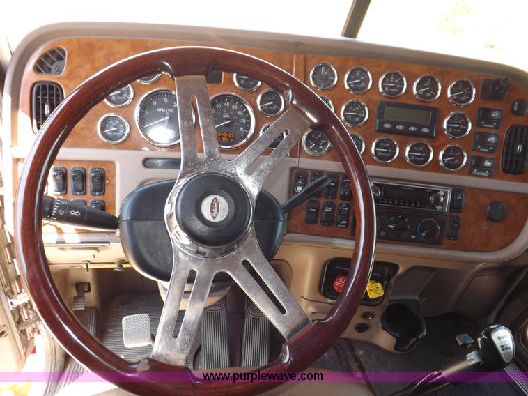 image for item H7076 2007 Peterbilt 386 semi truck