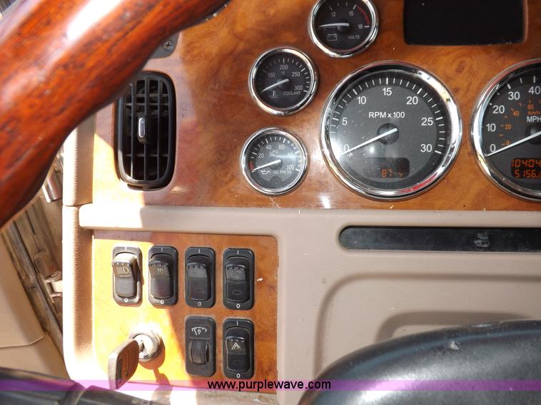 image for item H7076 2007 Peterbilt 386 semi truck