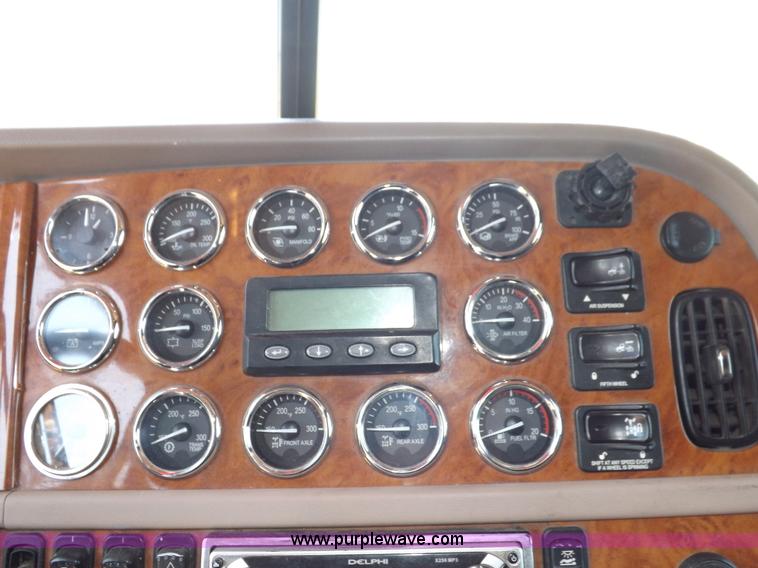 image for item H7076 2007 Peterbilt 386 semi truck