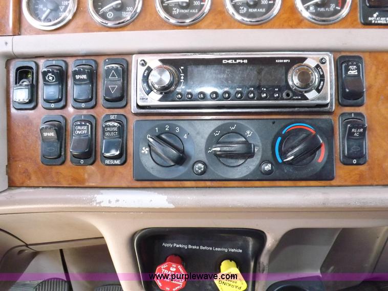 image for item H7076 2007 Peterbilt 386 semi truck