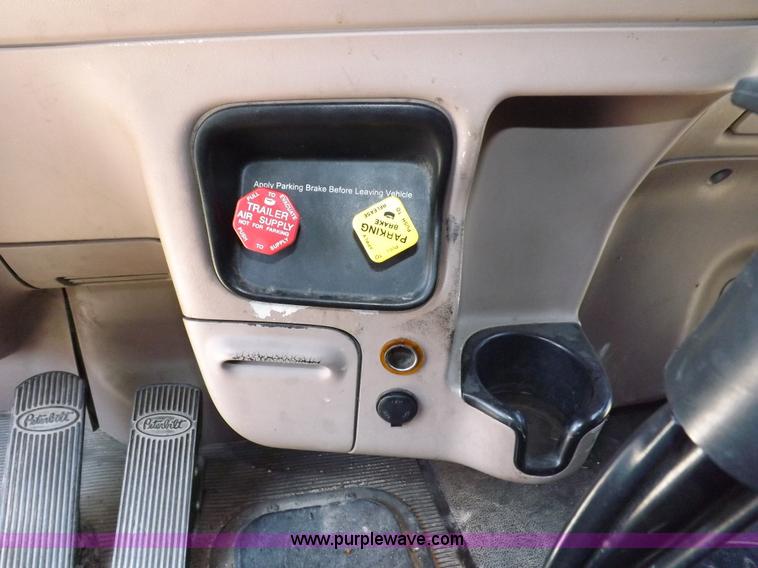 image for item H7076 2007 Peterbilt 386 semi truck