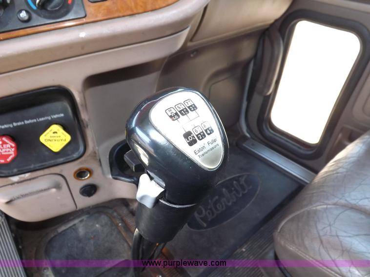 image for item H7076 2007 Peterbilt 386 semi truck