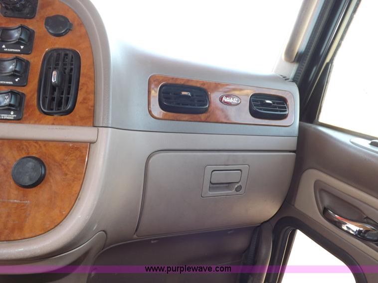 image for item H7076 2007 Peterbilt 386 semi truck