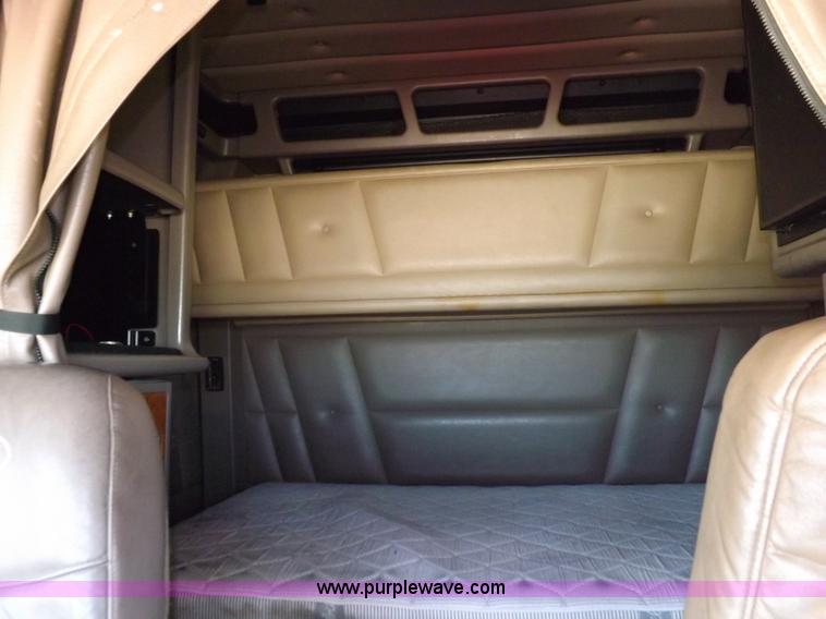 image for item H7076 2007 Peterbilt 386 semi truck