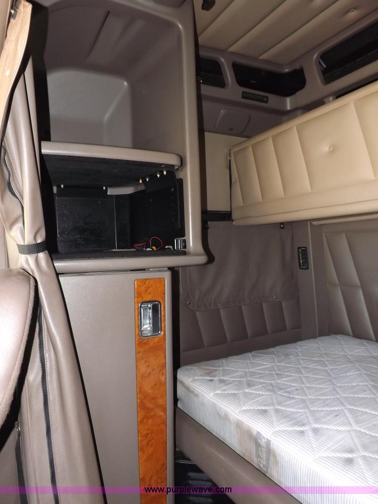 image for item H7076 2007 Peterbilt 386 semi truck