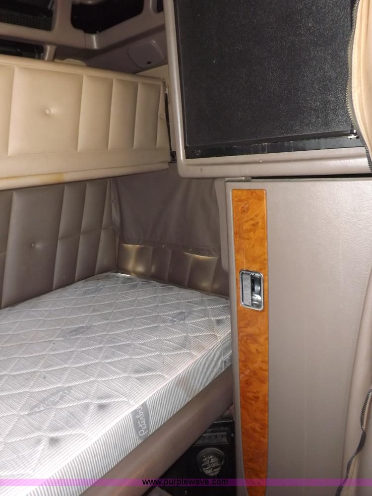 image for item H7076 2007 Peterbilt 386 semi truck