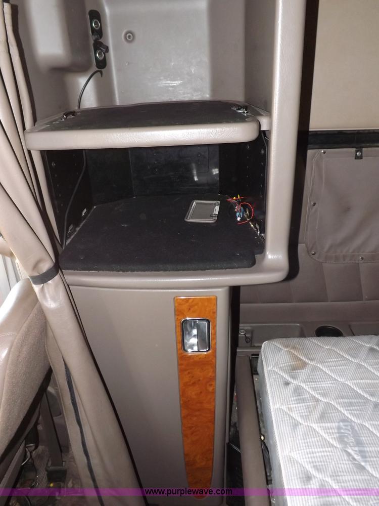 image for item H7076 2007 Peterbilt 386 semi truck