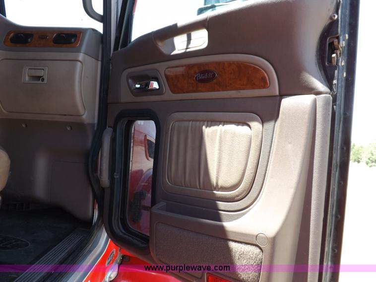 image for item H7076 2007 Peterbilt 386 semi truck