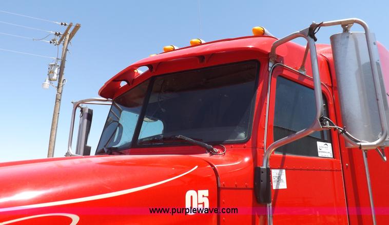 image for item H7076 2007 Peterbilt 386 semi truck
