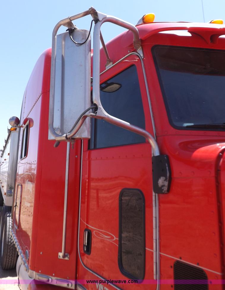 image for item H7076 2007 Peterbilt 386 semi truck