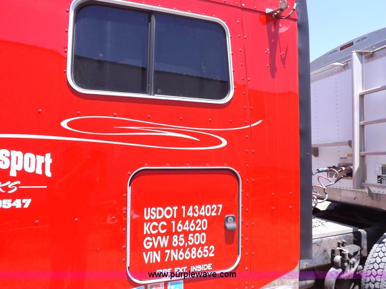 image for item H7076 2007 Peterbilt 386 semi truck