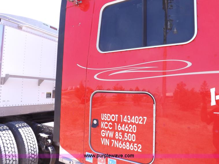 image for item H7076 2007 Peterbilt 386 semi truck