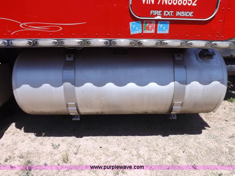 image for item H7076 2007 Peterbilt 386 semi truck