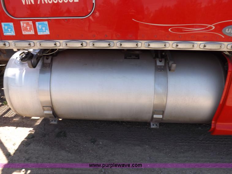 image for item H7076 2007 Peterbilt 386 semi truck