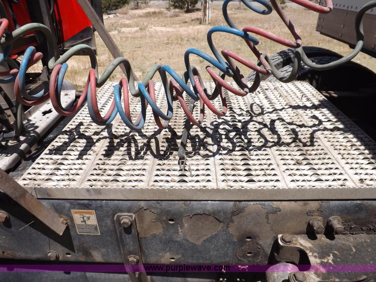 image for item H7076 2007 Peterbilt 386 semi truck