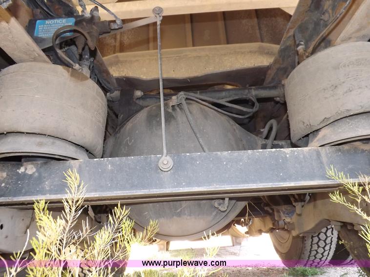 image for item H7076 2007 Peterbilt 386 semi truck