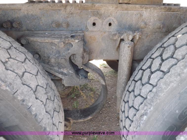 image for item H7076 2007 Peterbilt 386 semi truck