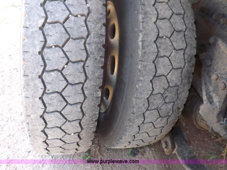 image for item H7076 2007 Peterbilt 386 semi truck