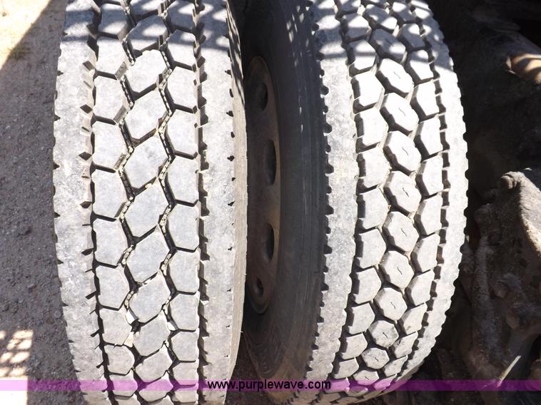 image for item H7076 2007 Peterbilt 386 semi truck