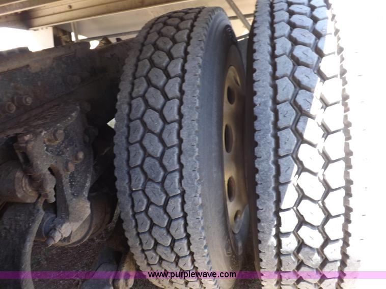 image for item H7076 2007 Peterbilt 386 semi truck