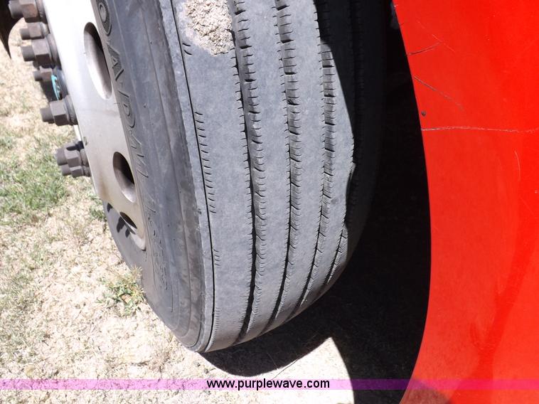 image for item H7076 2007 Peterbilt 386 semi truck