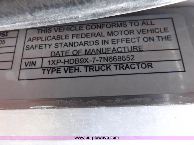 image for item H7076 2007 Peterbilt 386 semi truck