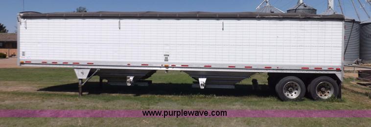 image for item H7110 1998 Wilson DWH-400 Pacesetter grain hopper trailer