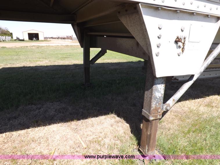 image for item H7110 1998 Wilson DWH-400 Pacesetter grain hopper trailer