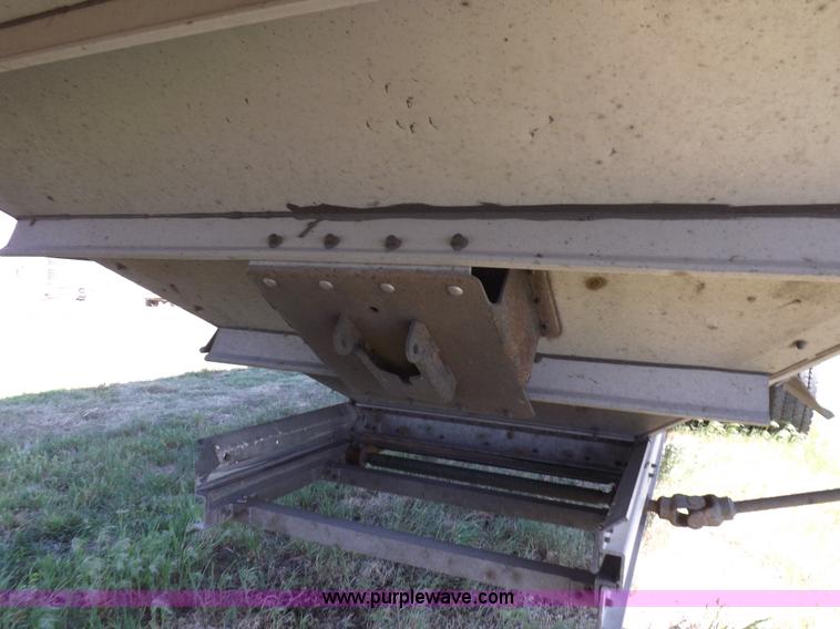 image for item H7110 1998 Wilson DWH-400 Pacesetter grain hopper trailer