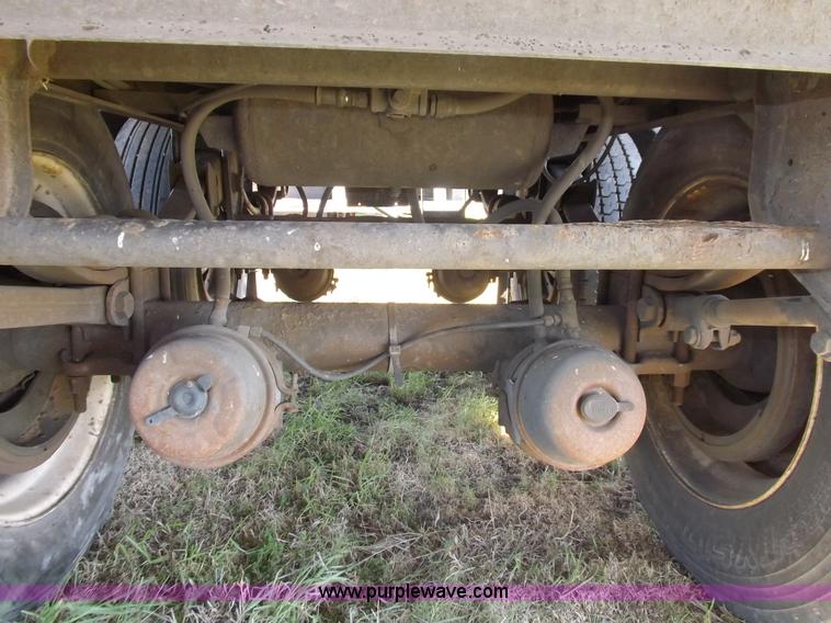 image for item H7110 1998 Wilson DWH-400 Pacesetter grain hopper trailer