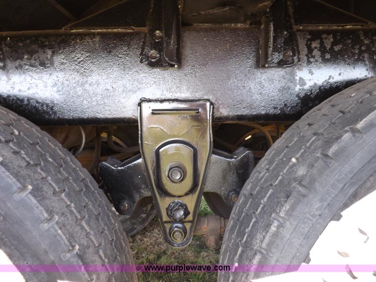 image for item H7110 1998 Wilson DWH-400 Pacesetter grain hopper trailer