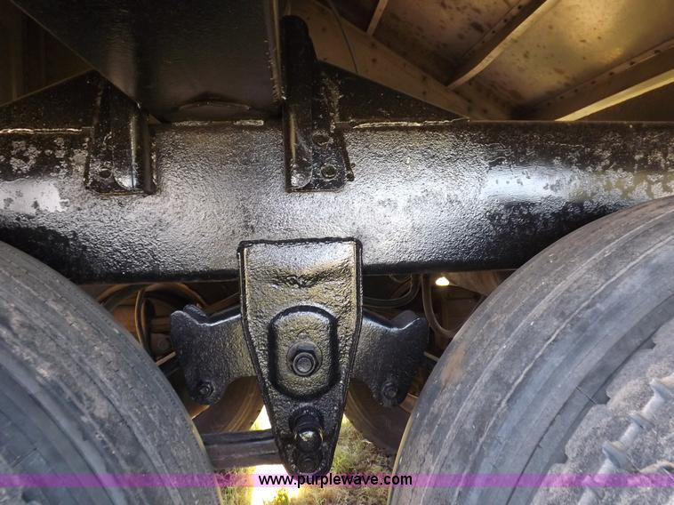 image for item H7110 1998 Wilson DWH-400 Pacesetter grain hopper trailer