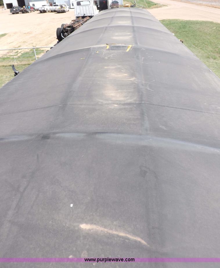 image for item H7110 1998 Wilson DWH-400 Pacesetter grain hopper trailer