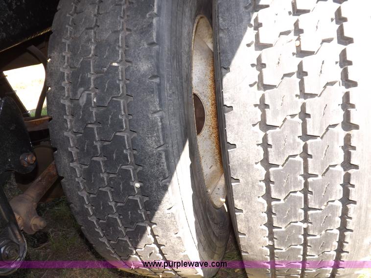 image for item H7110 1998 Wilson DWH-400 Pacesetter grain hopper trailer