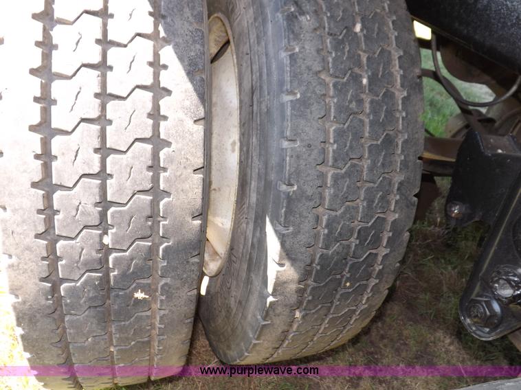 image for item H7110 1998 Wilson DWH-400 Pacesetter grain hopper trailer