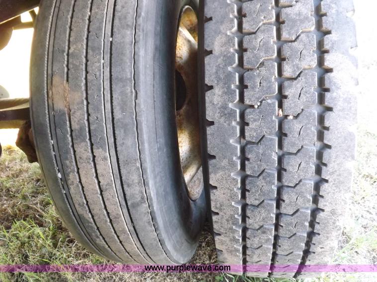 image for item H7110 1998 Wilson DWH-400 Pacesetter grain hopper trailer