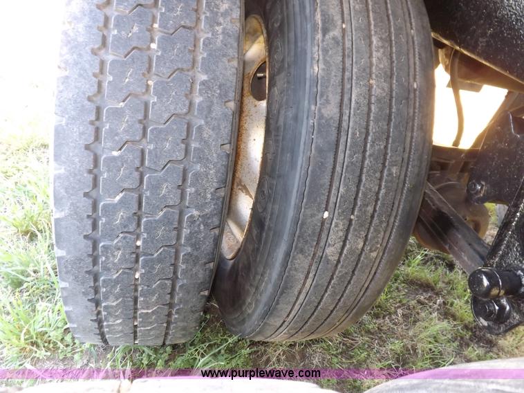 image for item H7110 1998 Wilson DWH-400 Pacesetter grain hopper trailer