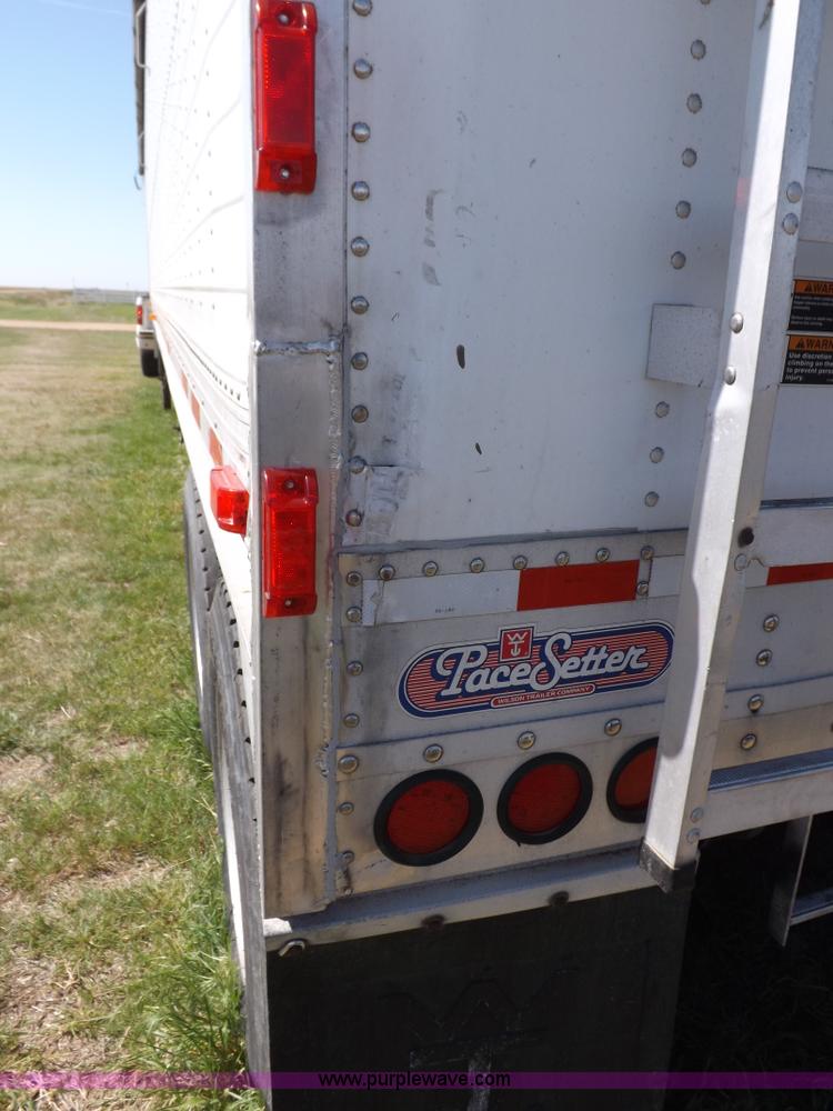 image for item H7110 1998 Wilson DWH-400 Pacesetter grain hopper trailer