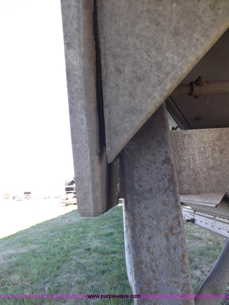 image for item H7110 1998 Wilson DWH-400 Pacesetter grain hopper trailer