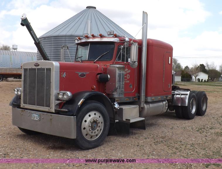 image for item H7113 1976 Peterbilt 359M semi truck